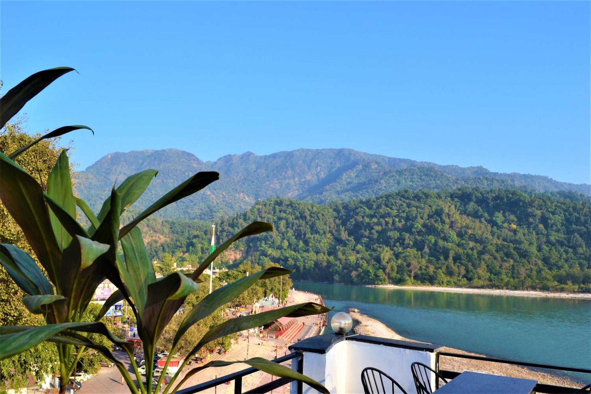 Meeram Ganga, A Heritage Stay By The Ganges At Triveni Ghat ริชิเคช ภายนอก รูปภาพ