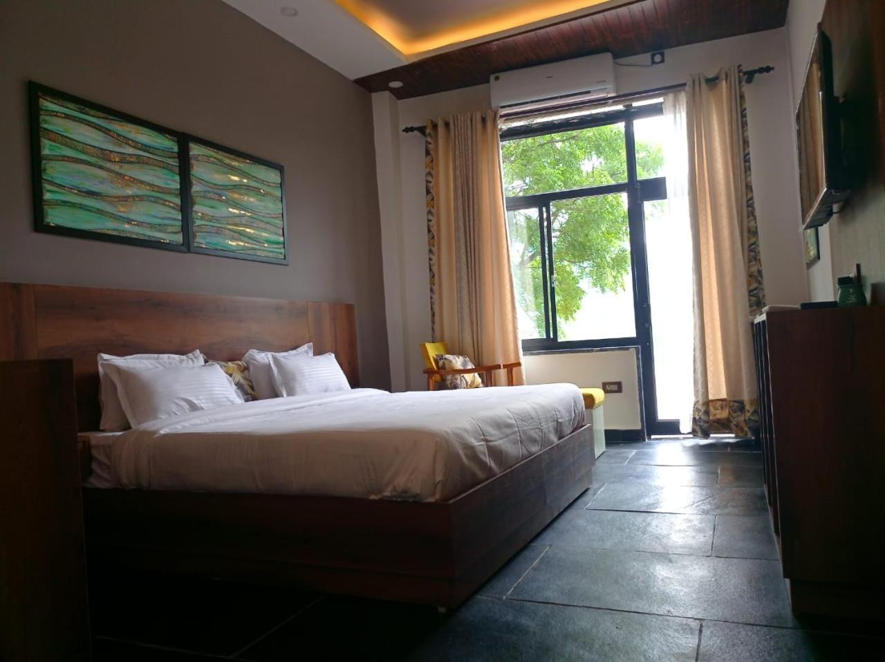 Meeram Ganga, A Heritage Stay By The Ganges At Triveni Ghat ริชิเคช ภายนอก รูปภาพ