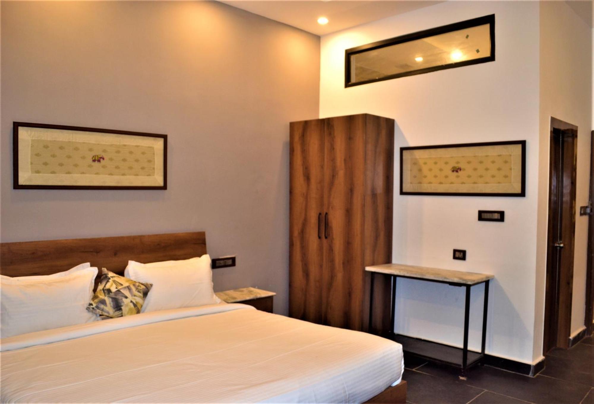 Meeram Ganga, A Heritage Stay By The Ganges At Triveni Ghat ริชิเคช ภายนอก รูปภาพ