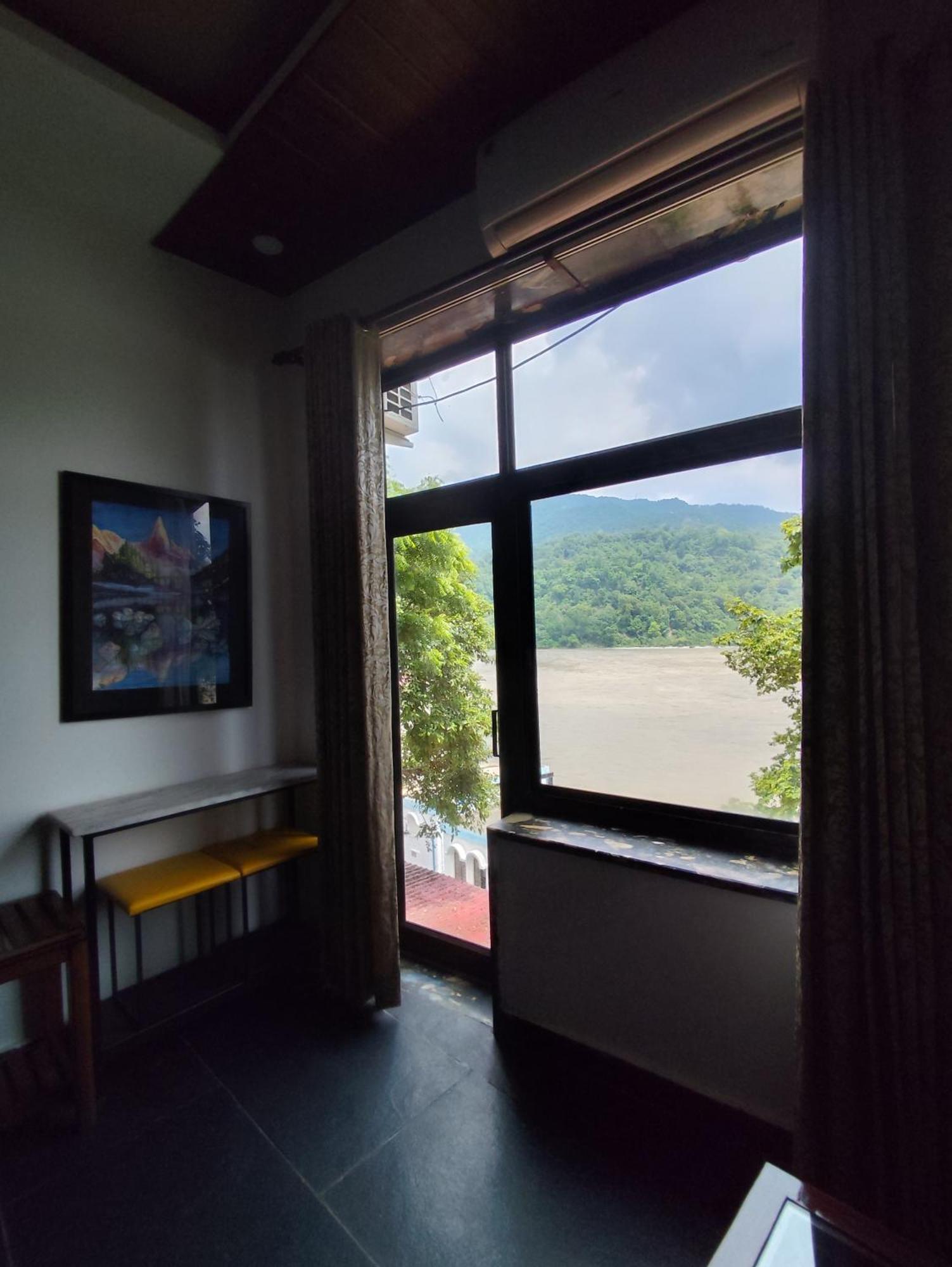 Meeram Ganga, A Heritage Stay By The Ganges At Triveni Ghat ริชิเคช ภายนอก รูปภาพ