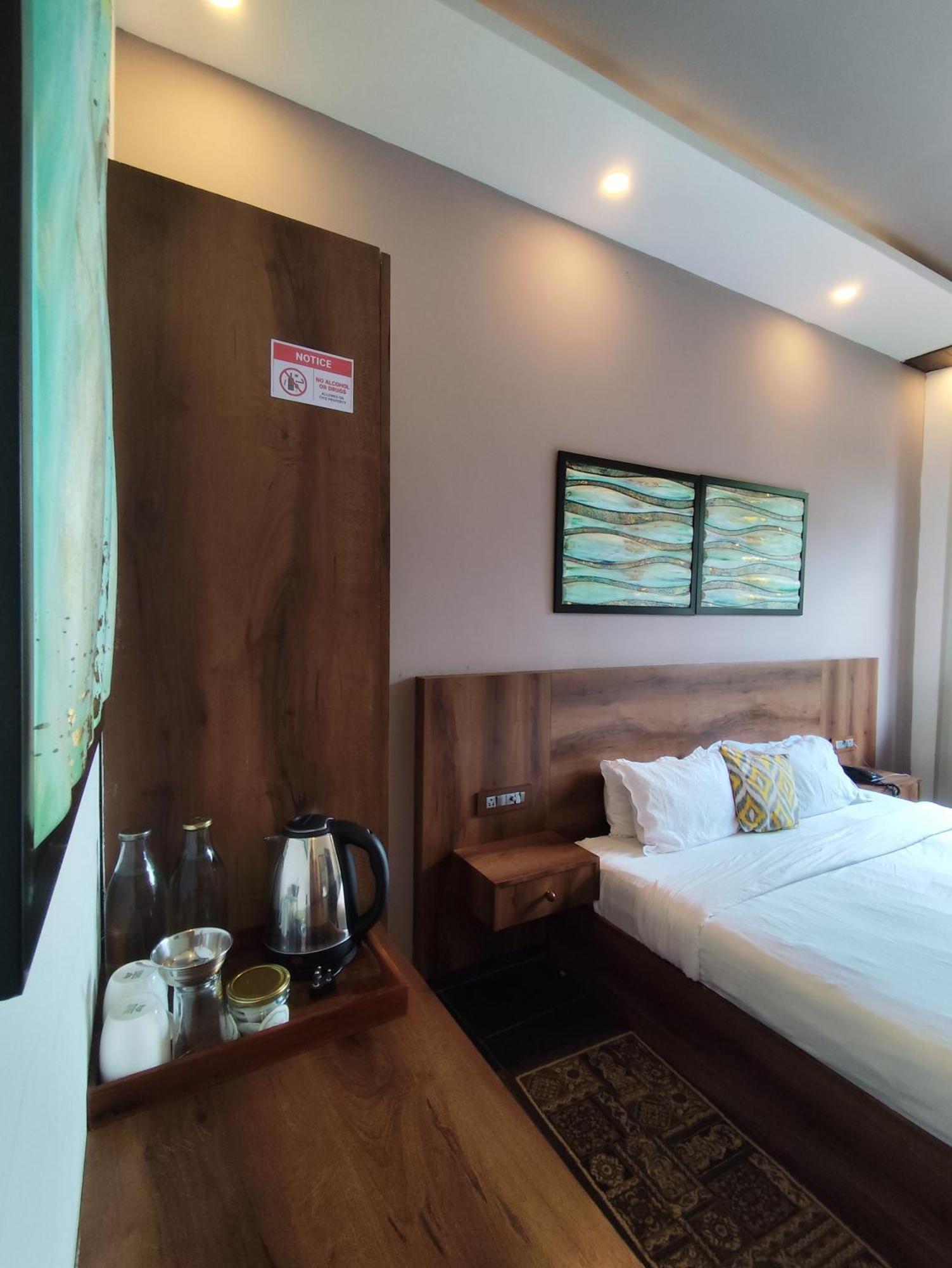Meeram Ganga, A Heritage Stay By The Ganges At Triveni Ghat ริชิเคช ภายนอก รูปภาพ