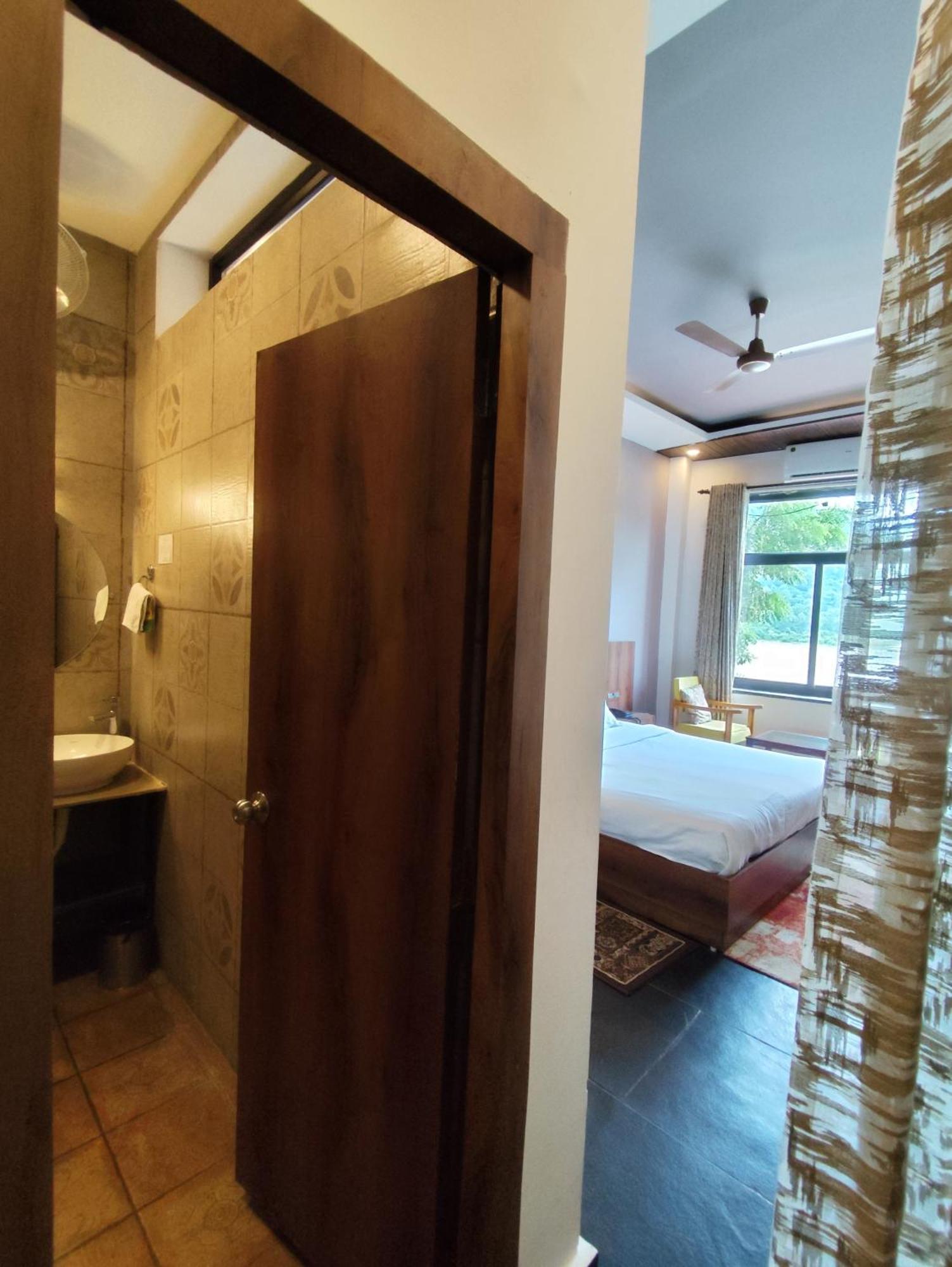 Meeram Ganga, A Heritage Stay By The Ganges At Triveni Ghat ริชิเคช ภายนอก รูปภาพ