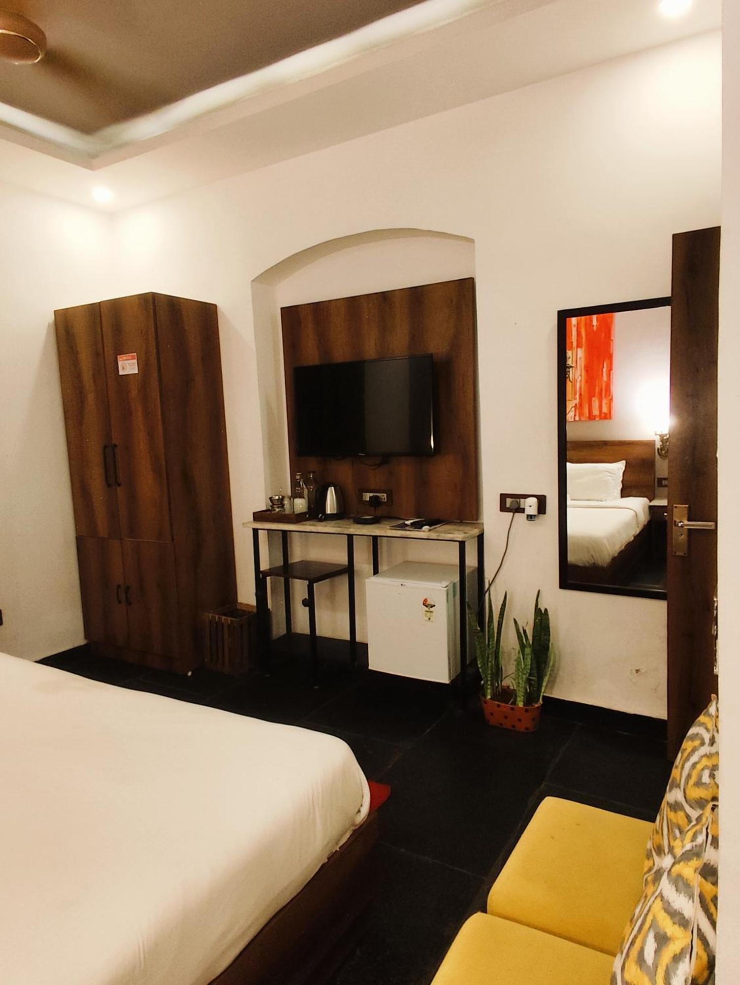 Meeram Ganga, A Heritage Stay By The Ganges At Triveni Ghat ริชิเคช ภายนอก รูปภาพ