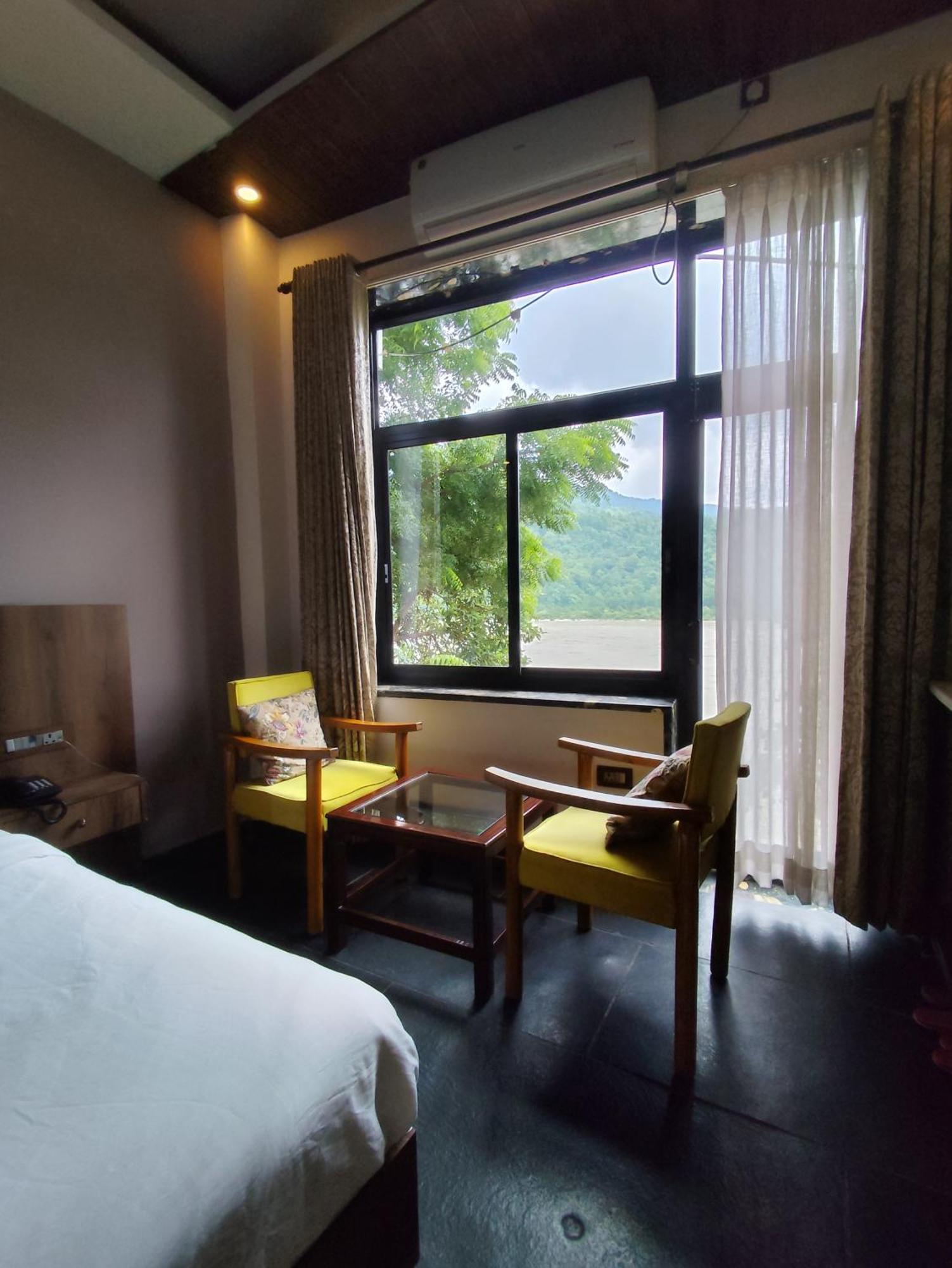 Meeram Ganga, A Heritage Stay By The Ganges At Triveni Ghat ริชิเคช ภายนอก รูปภาพ